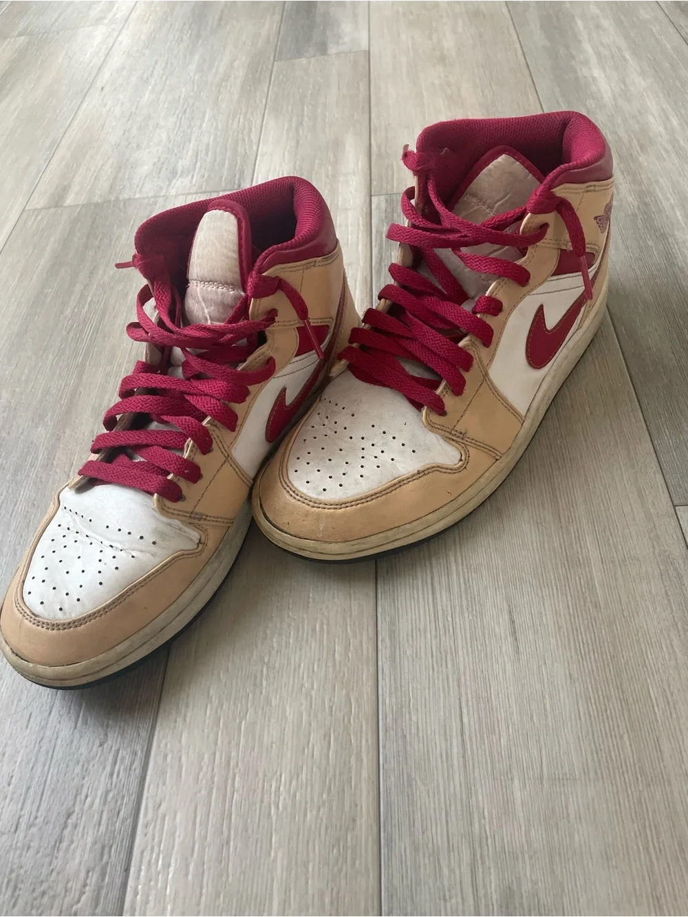 Jordan 1 Mid Light curry Cardinal red
